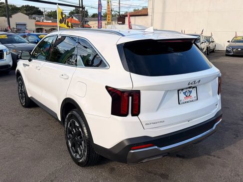 Used 2024 Kia Sorento S AWD/4WD image 5
