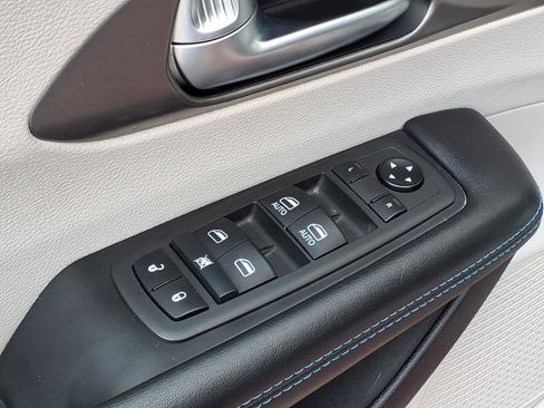 Used 2021 Chrysler Pacifica Touring w/ Cold Weather Group FWD image 16