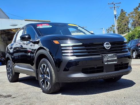 Certified 2025 Nissan Kicks SV AWD/4WD image 28