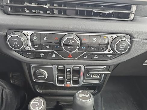 Used 2024 Jeep Wrangler Unlimited Sahara w/ Technology Group AWD/4WD image 19