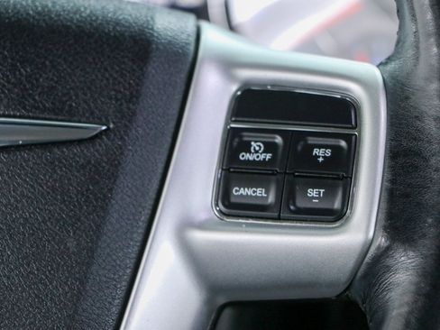 Used 2016 Chrysler Town & Country Touring FWD image 14