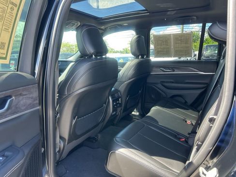 Certified 2024 Jeep Grand Cherokee Limited image 33