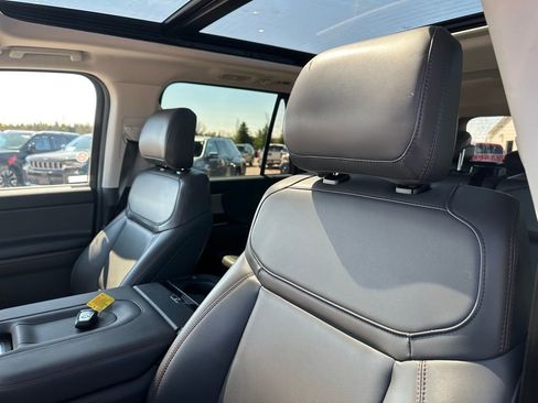 Used 2025 Ford Expedition Active AWD/4WD image 3