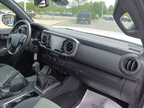 Used 2021 Toyota Tacoma TRD Off-Road w/ Technology Package AWD/4WD image 32