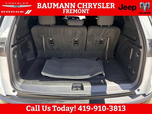 Used 2024 Chevrolet Traverse LT FWD image 23