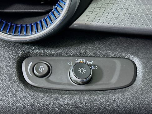 Used 2025 Chevrolet Trax LT w/ LT Convenience Package image 16