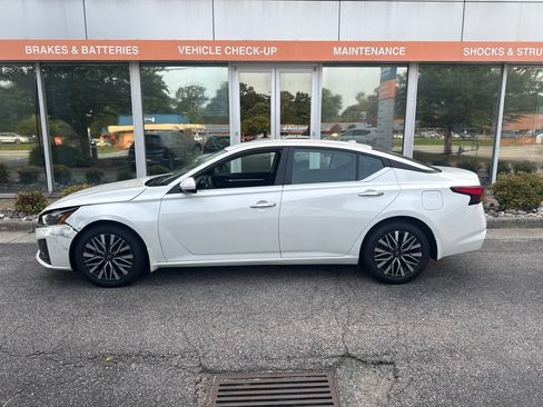 Used 2023 Nissan Altima 2.5 SV FWD image 3