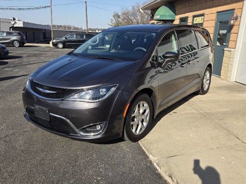 Used 2018 Chrysler Pacifica Touring Plus w/ Tire & Wheel Group image 1