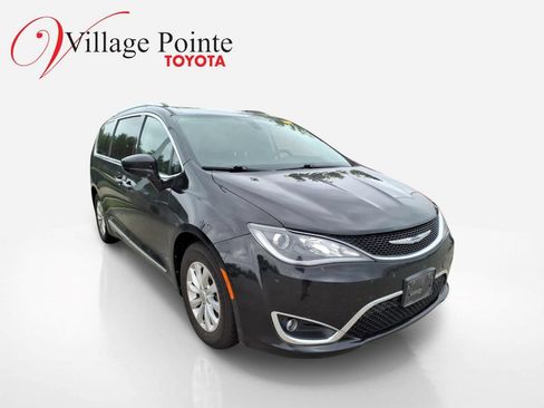 Used 2018 Chrysler Pacifica Touring-L Plus FWD image 5