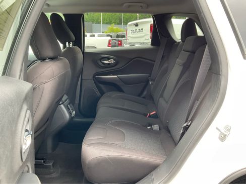 Used 2019 Jeep Cherokee Latitude w/ Popular Appearance Group FWD image 24