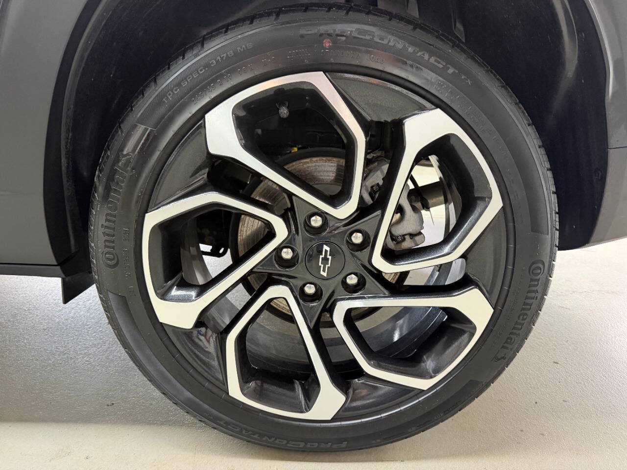 Used 2025 Chevrolet Trax RS w/ Sunroof Package FWD image 29