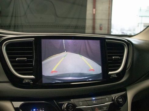 Used 2022 Chrysler Pacifica Touring-L image 35