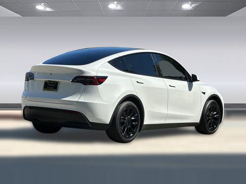 Used 2025 Tesla Model Y Long Range RWD image 8