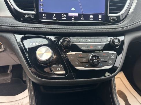 Used 2022 Chrysler Pacifica Limited w/ S Appearance Package image 17