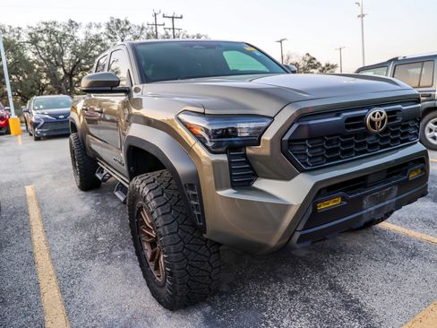 Used 2025 Toyota Tacoma TRD Off-Road image 4