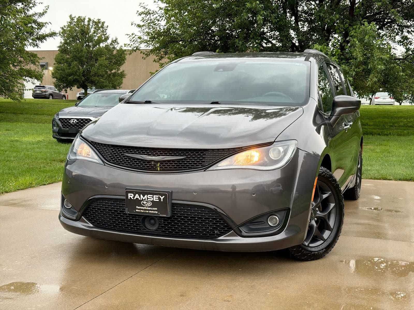 Used 2018 Chrysler Pacifica Touring-L Plus FWD image 1