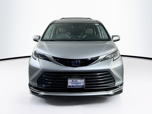 Used 2022 Toyota Sienna Limited image 2