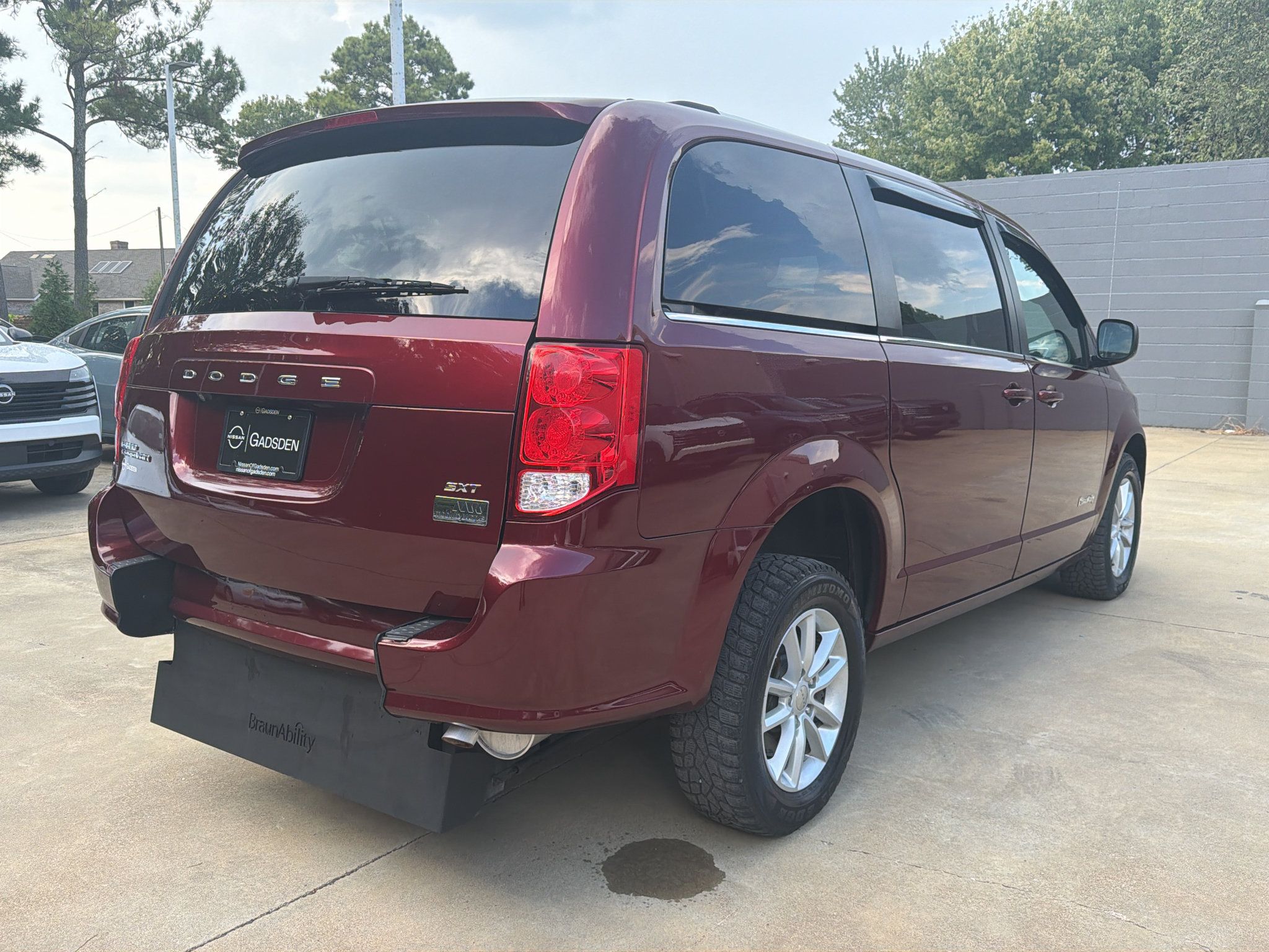 Used 2019 Dodge Grand Caravan SXT FWD image 3