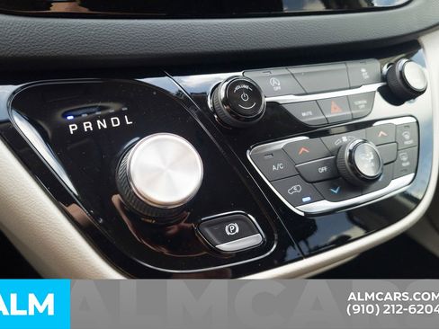 Used 2022 Chrysler Voyager LX image 11