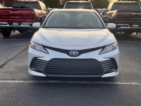 Used 2021 Toyota Camry XLE image 3