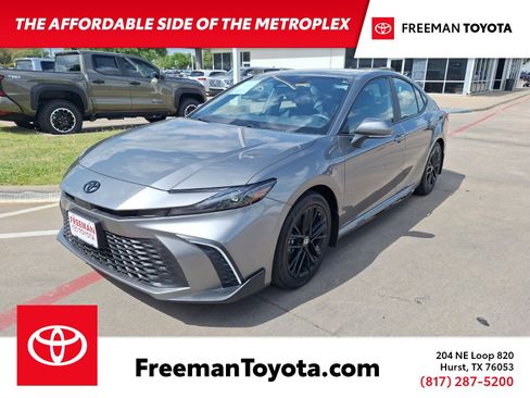 Used 2025 Toyota Camry SE w/ Convenience Package image 1