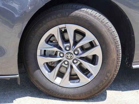Used 2025 Toyota Sienna XLE FWD image 28