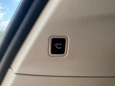 Used 2024 Chrysler Pacifica Touring-L FWD image 38