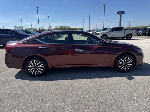 Used 2023 Nissan Altima 2.5 SV FWD image 2