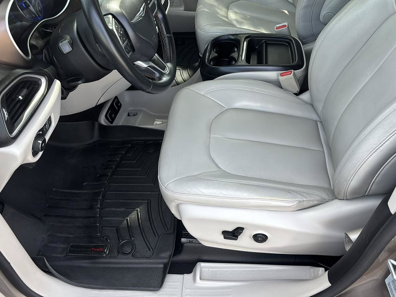 Used 2017 Chrysler Pacifica Touring-L w/ Tire & Wheel Group FWD image 11