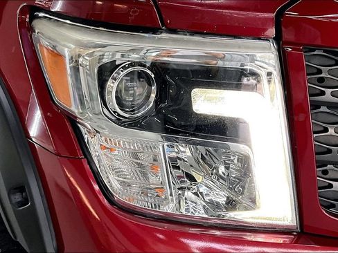 Used 2018 Nissan Titan PRO-4X w/ Pro-4x Convenience Package AWD/4WD image 33