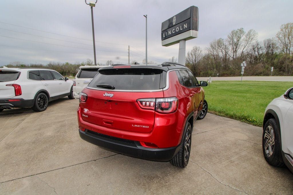 Used 2025 Jeep Compass Limited AWD/4WD image 3