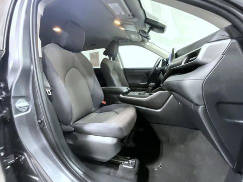 Used 2024 Toyota Highlander LE image 16