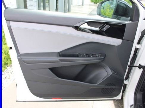 Used 2024 Volkswagen Taos SE AWD/4WD image 18