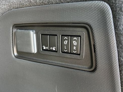 Used 2022 Cadillac Escalade Premium Luxury Platinum RWD image 48