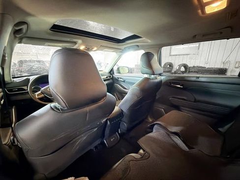 Used 2024 Toyota Highlander XLE image 9