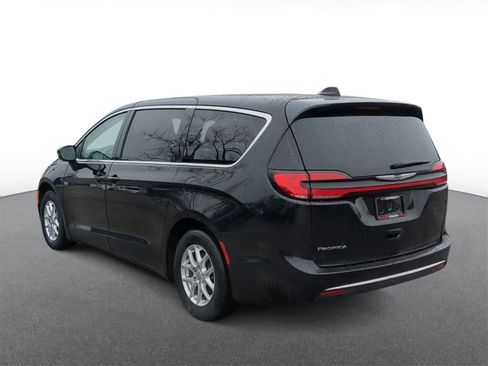 Used 2023 Chrysler Pacifica Touring-L image 6