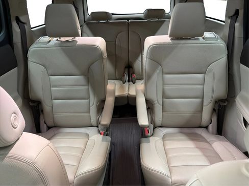 Used 2017 GMC Acadia Denali w/ Technology Package FWD image 32