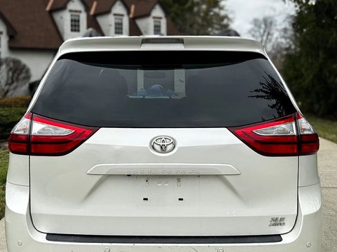 Used 2017 Toyota Sienna XLE Premium image 6