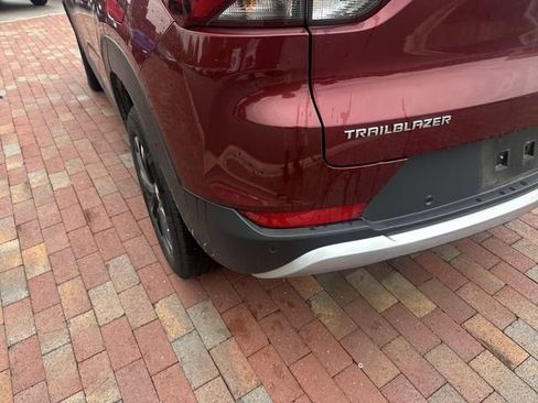 Used 2022 Chevrolet TrailBlazer LT w/ Confidence II Package FWD image 8