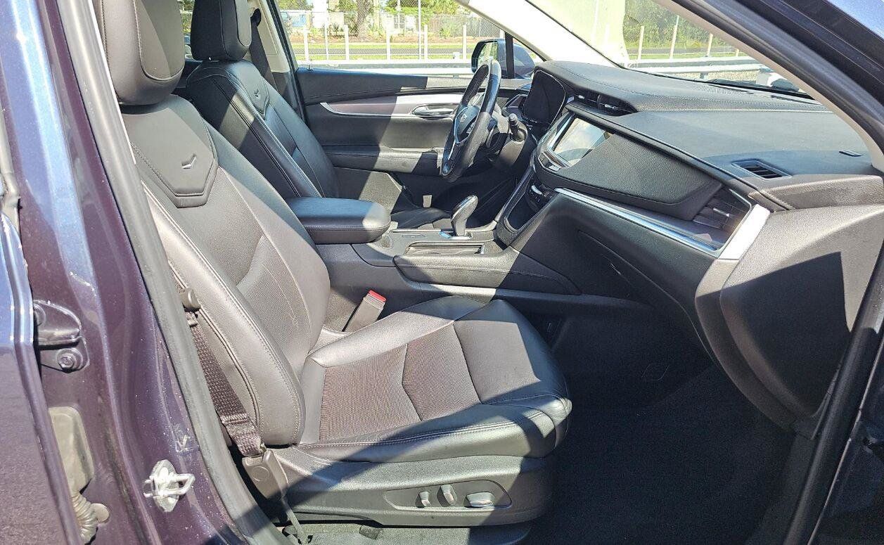 Used 2018 Cadillac XT5 Luxury w/ Driver Awareness Package FWD image 12