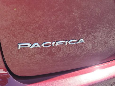 Used 2023 Chrysler Pacifica Limited image 7