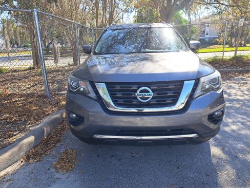 Used 2018 Nissan Pathfinder SV image 2