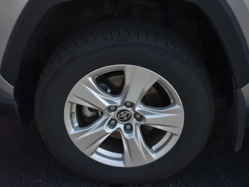 Used 2021 Toyota RAV4 LE image 11