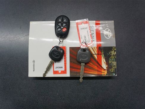 Used 2014 Toyota Sienna XLE image 19