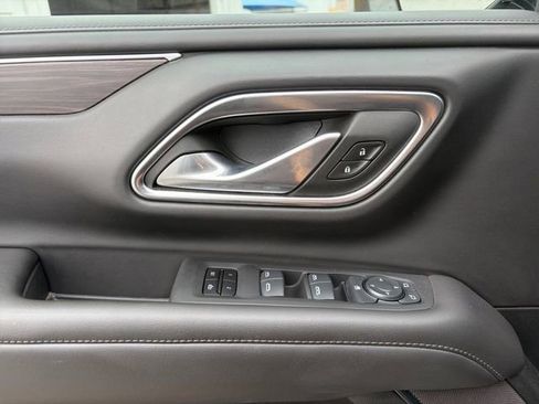 Used 2024 Chevrolet Suburban LT RWD image 4
