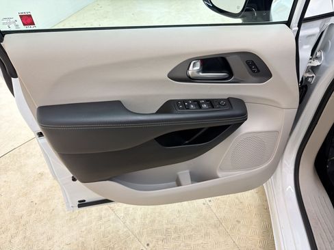 Used 2024 Chrysler Pacifica Touring-L FWD image 14