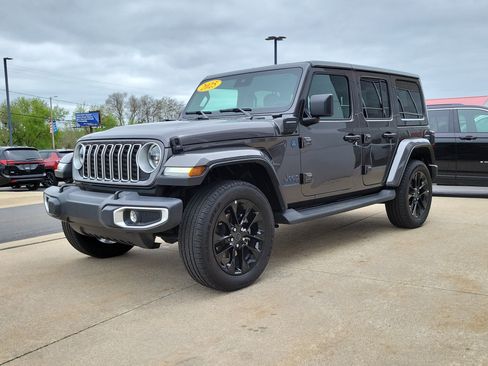 Used 2025 Jeep Wrangler Unlimited Sahara AWD/4WD image 2
