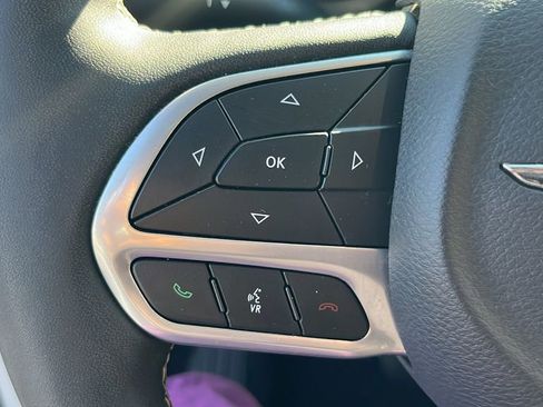 Used 2024 Chrysler Pacifica Touring-L image 28