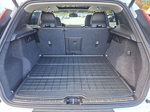 Used 2025 Volvo XC40 B5 Plus w/ Protection Package Premier image 35