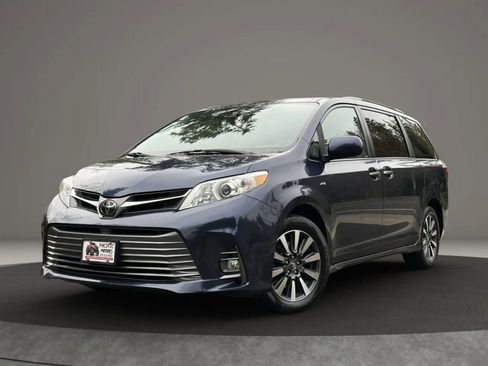 Used 2018 Toyota Sienna XLE w/ XLE Navigation Package image 2
